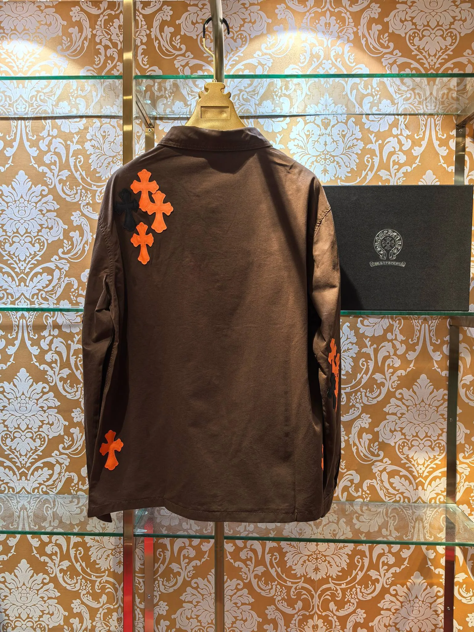 P480 Chrome Hearts advanced custom model, Chrome Hearts patchwork leather denim jacket, twill denim custom fabric, cross patchwork leather is all imitation lambskin, all dyed to completely restore no color difference, the inner leather label is first-layer calfskin, all hardware is 925 silver plated, it is the highest version, you get what you pay for, the same size for men and women, size S M L XL.
